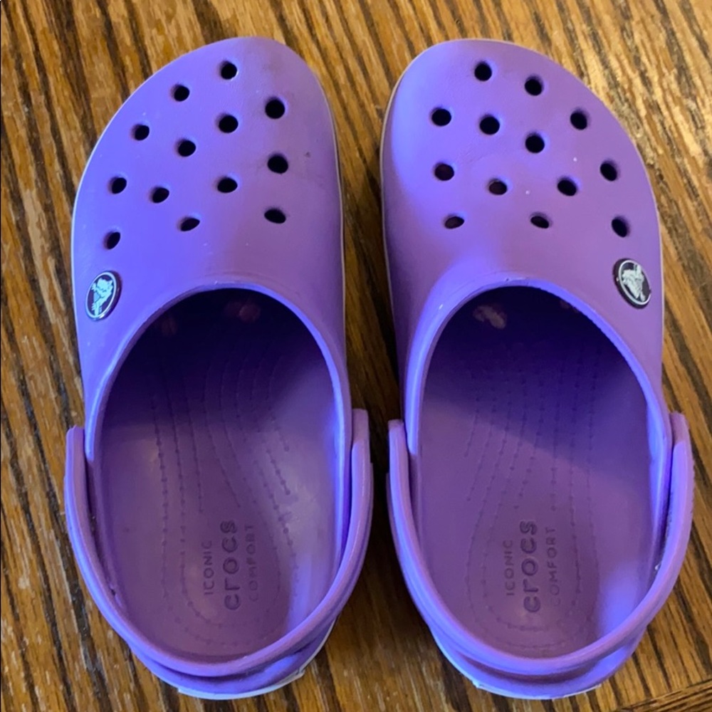 girls purple crocs